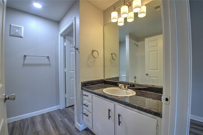 Building Photo - 2320 Gracy Farms Ln