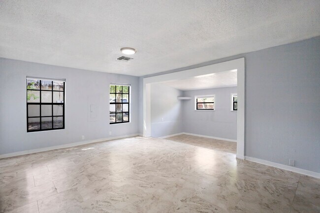 Building Photo - Very large 4bdrm/2bath House, Ready End of February