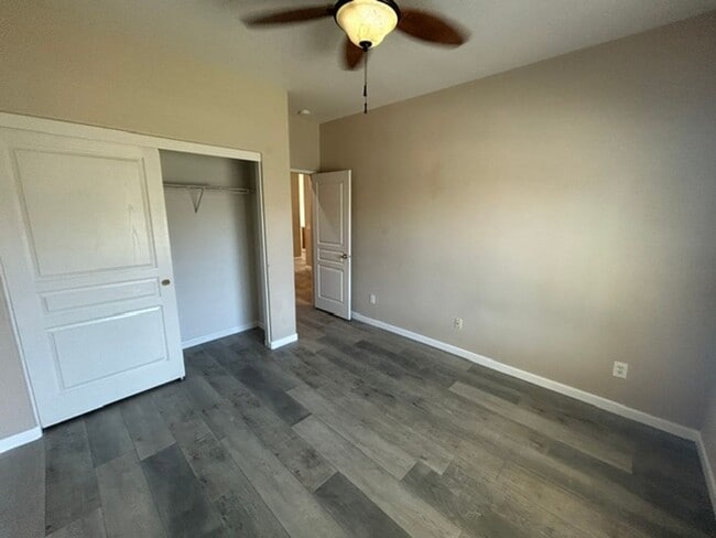 Building Photo - 3 Bedroom 2 Bathroom Home in SW Visalia! Close to Shopping and Restaurants!
