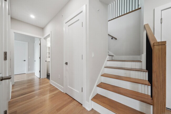 Building Photo - 8 Husted Ln