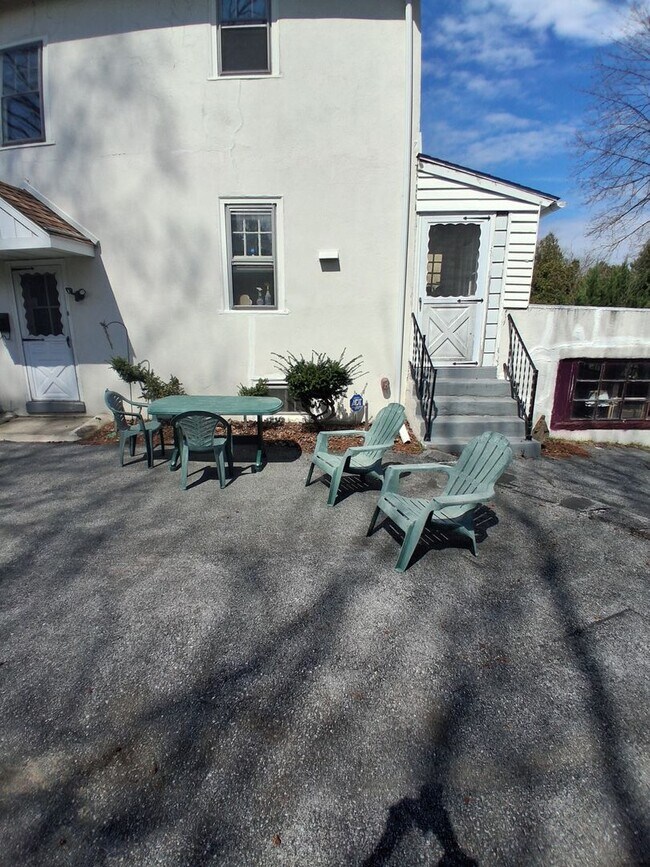 Building Photo - Quiet Responsible Household second floor bedroom for rent