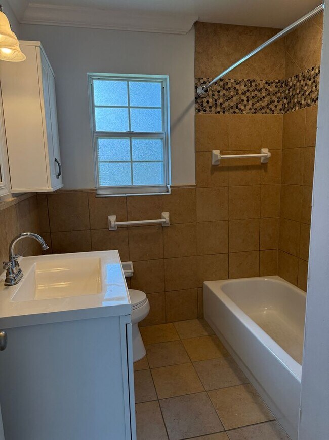 Building Photo - 640 Robinhood Dr
