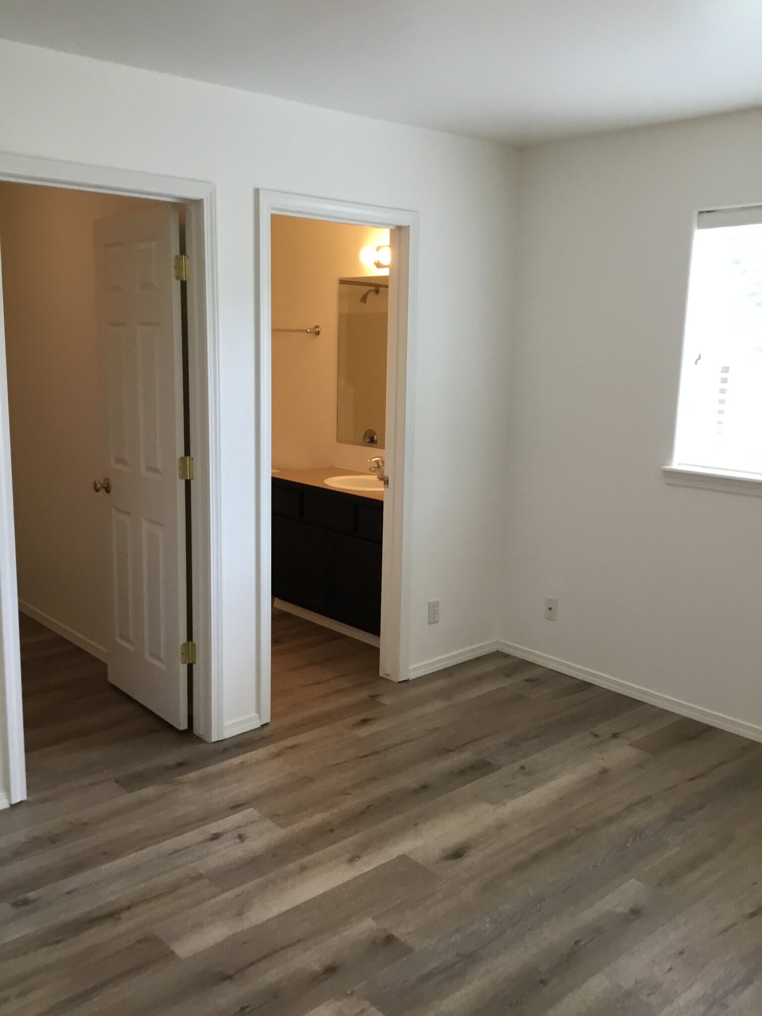 Building Photo - 2917 W Versailles Dr