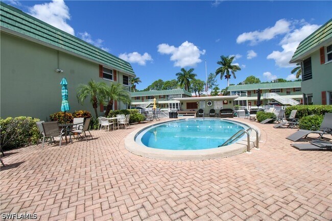 Building Photo - 300 Valley Stream Dr