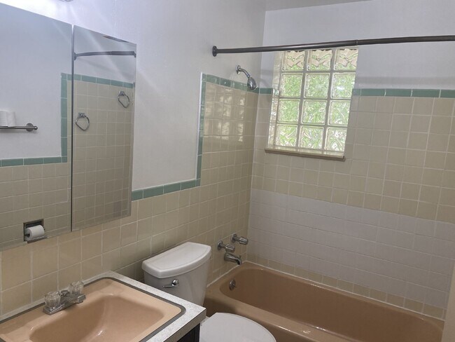 Building Photo - Remodeled Two Bedroom One Bathroom with Ya...