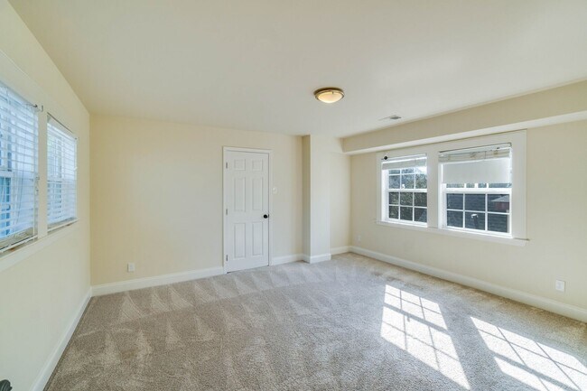 Building Photo - Newly Updated 4/3 in Howell Station w/ Ful...