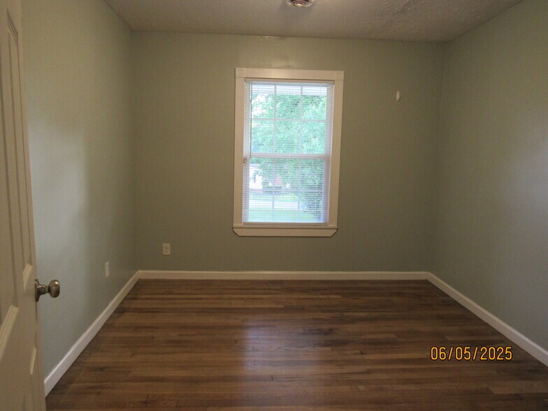 Building Photo - 2215 Macy Ave
