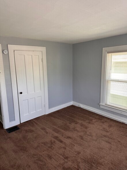Building Photo - 136 Chapin St