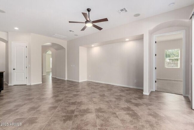 Building Photo - Stunning 4 bedroom, 3 bathroom home in the...