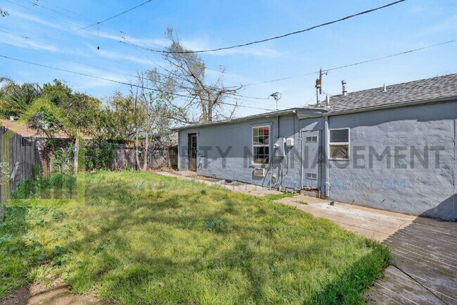 Building Photo - 3647 18th Ave