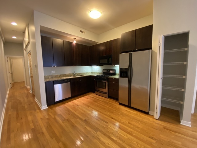 Building Photo - 44 N Paulina St