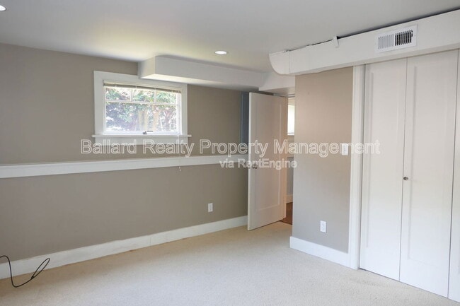 Building Photo - 3246 Conkling Pl W
