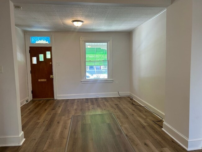 Building Photo - 3 Bedroom 1 Bath Home with Fenced Backyard