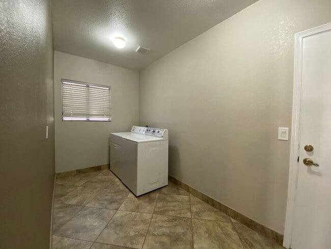 Building Photo - Very nice single level home