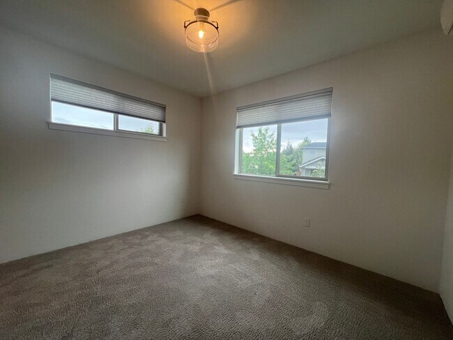 Building Photo - Contemporary 3/2.5 Talent home in Central Location | Available Now