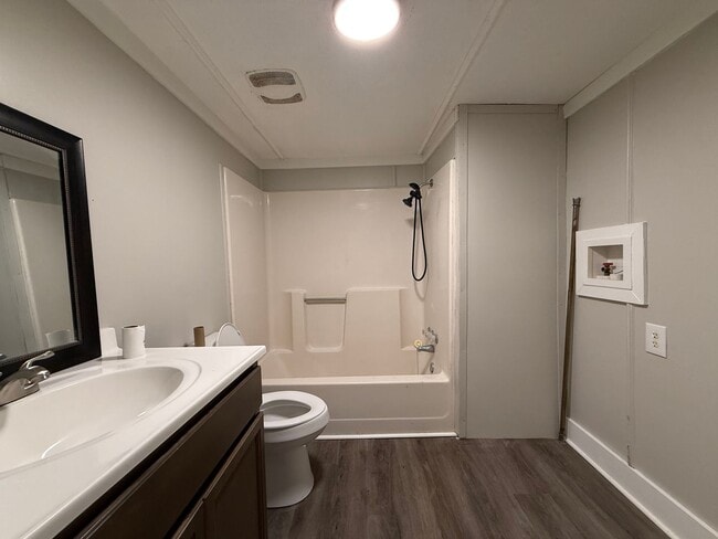 Building Photo - Beautiful 4 Bedroom 2 bathroom home for lease