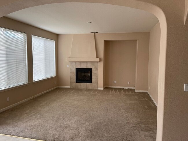 Building Photo - Beautiful 4-bedroom, 2.5-bathroom two-story home, move-in ready and perfect for comfortable living!