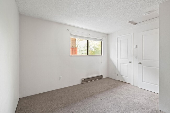 Building Photo - $500 move-in special! Well-maintained 2-bdrm/1-bath unit in triplex—On-site laundry, off-street p...