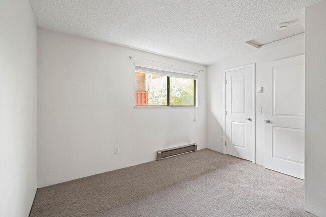Building Photo - Well-maintained 2-bdrm/1-bath unit in tri-plex—On-site laundry, off-street parking, storage