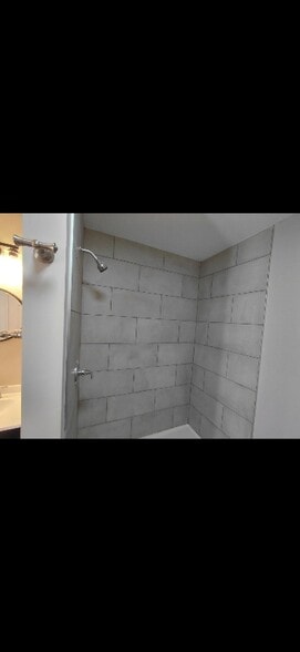 Building Photo - 134 River Rd