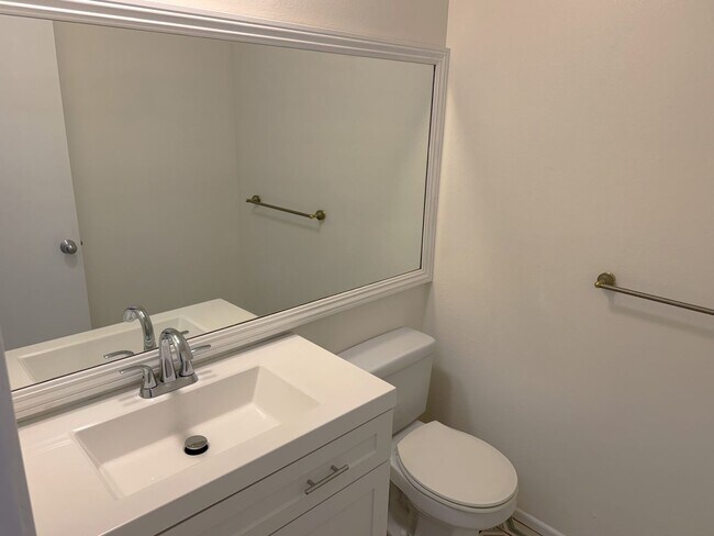 Building Photo - 2 + 2.5 Santa Monica Condo townhouse