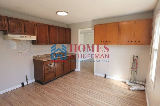 Building Photo - Three Bedroom House | Move in Ready
