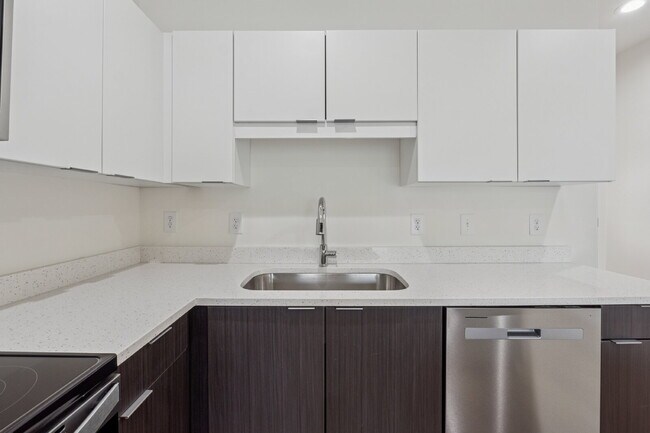 Building Photo - Come check out the West End Flats!