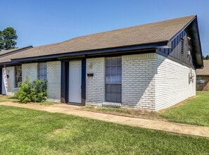 Building Photo - COMING SOON: 2 Bedroom 1 Bathroom Triplex