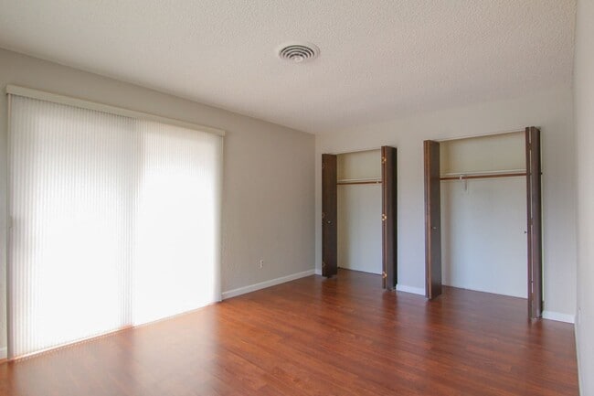 Building Photo - 2 Bedroom Condo for Rent in Redding CA with Pool, Tennis Courts, Garage | The Bluffs