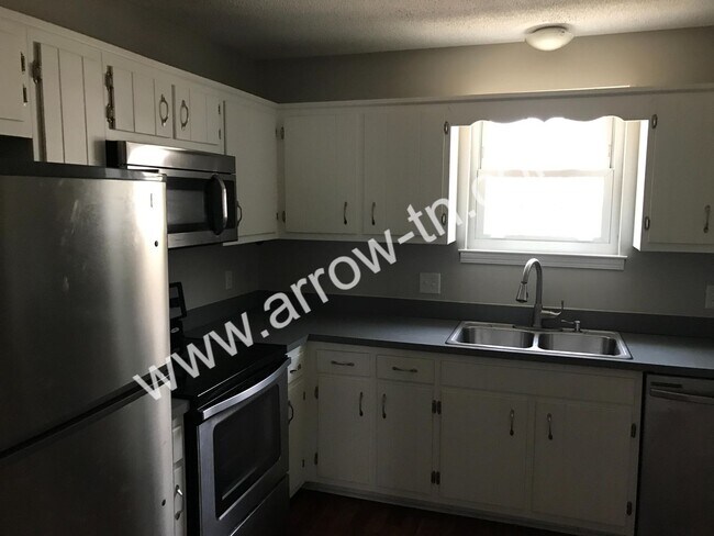 Building Photo - Great 2 Bed Townhome with 2.5 Baths and a Fenced Backyard!