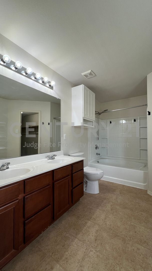 Building Photo - Meticulously Maintained 2-Story 3/2.5/2 in...