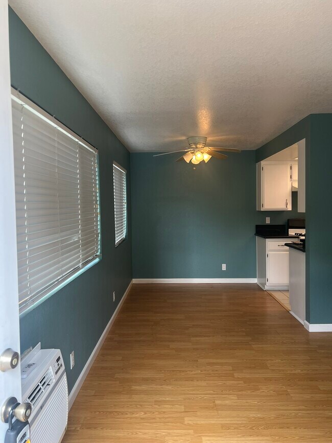 Building Photo - 232 W Tujunga Ave