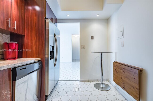 Building Photo - 500 Bayview Dr