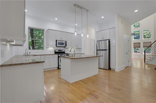 Building Photo - 3228 Silver Lake Dr NE