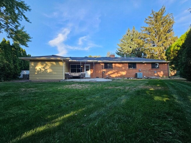 Building Photo - Fully Furnished Mid Century Charmer- month to month/midterm/short term, 3 bedrooms, highly desira...
