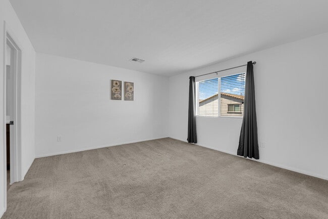 Building Photo - Don't miss out on this cozy 3-bedroom, 2-story home that's ready for you to move in!