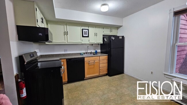 Building Photo - Bright, Updated 2-Bedroom in Prime Burlington Location — Available Now & FREE January Rent!
