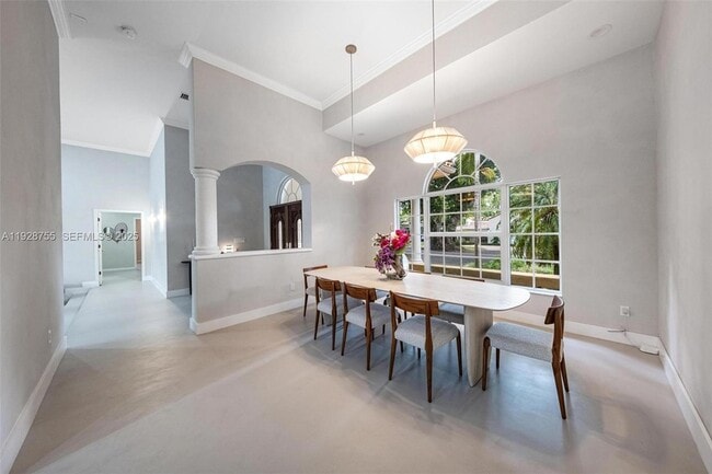 Building Photo - 1033 Almeria Ave