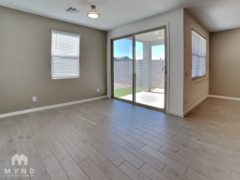 Building Photo - 17335 W Sunnyslope Ln