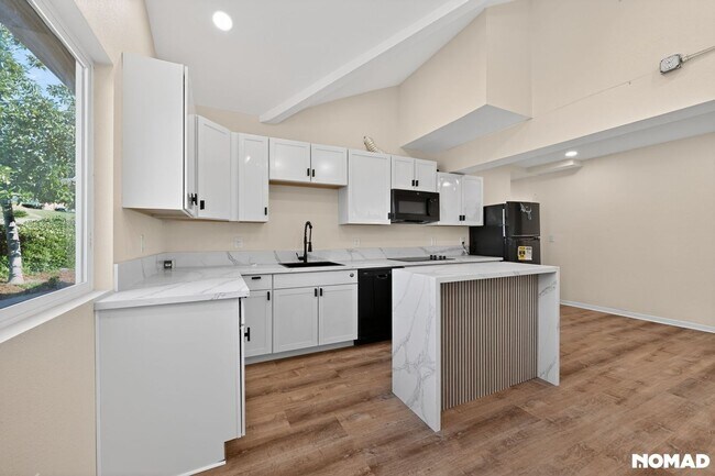 Building Photo - Bright & Modern 2-Bed Home with Ocean Glimpses in Prime Vista Location