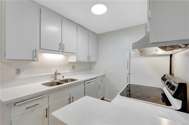 Building Photo - 564 N Bellflower Blvd