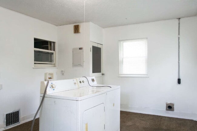 Building Photo - Affordable 2-Bedroom Home Near Downtown Xenia