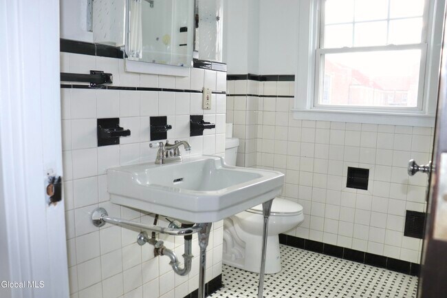 Building Photo - 647 New Scotland Ave