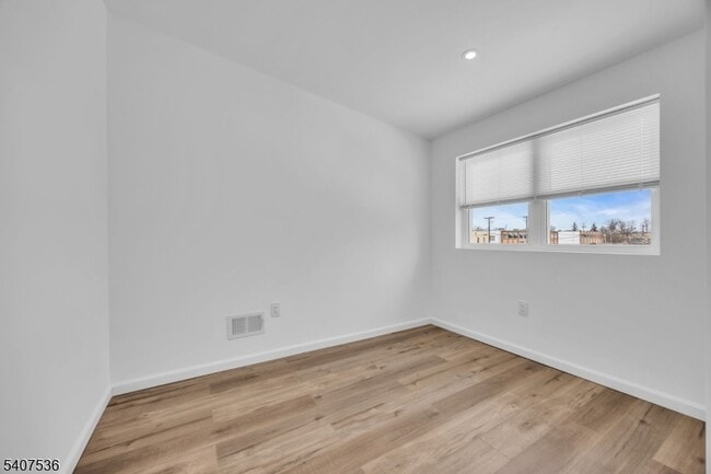 Building Photo - 724 E Scott Ave