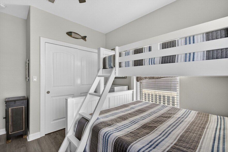 Building Photo - 956 Biscayne-SI ID1560830P