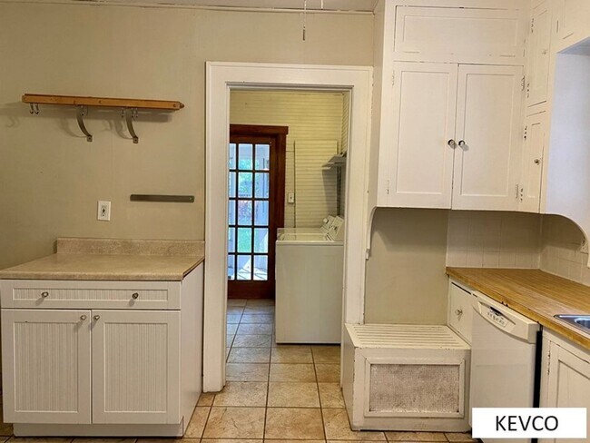 Building Photo - 216 Garfield St