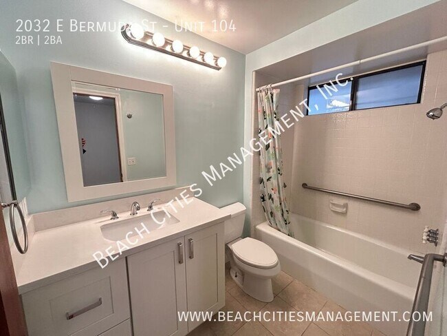 Building Photo - 2032 E Bermuda St