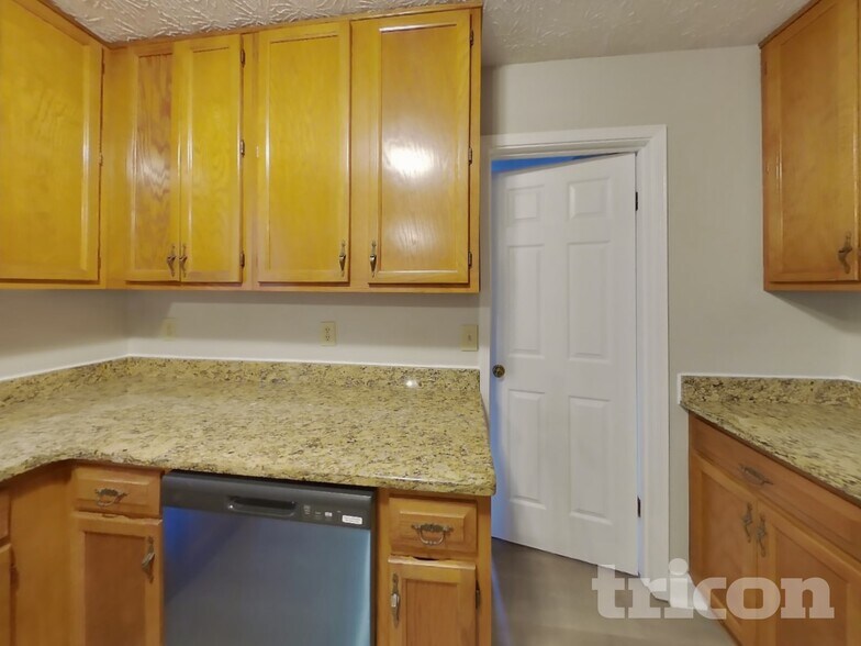 Building Photo - 305 Woodsong Dr