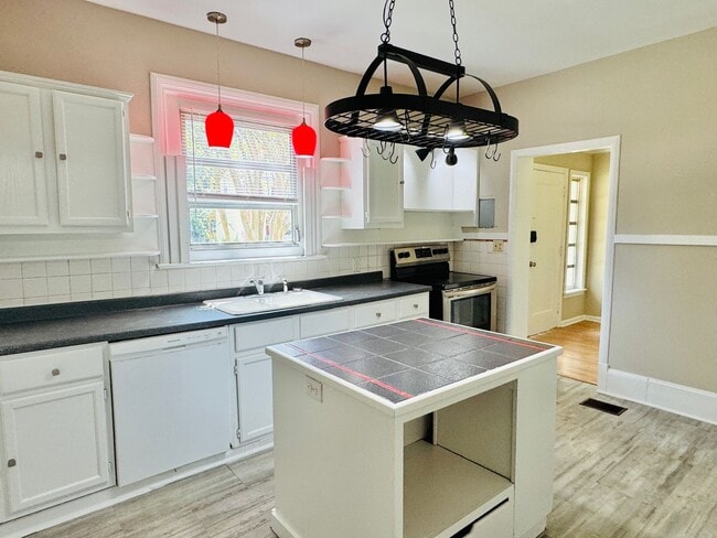 Building Photo - Charming 5-Bedroom Home with In-Law Suite ...