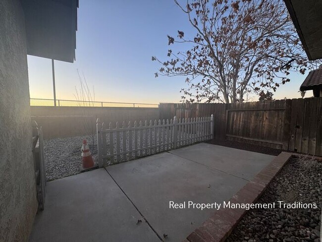 Building Photo - Beautifully redone 4 + 3 Palmdale home!